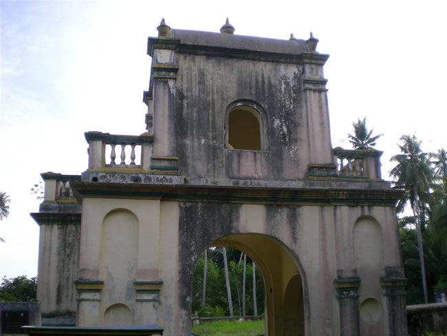 Gerbang Istana Kantor (Castle Gate)      